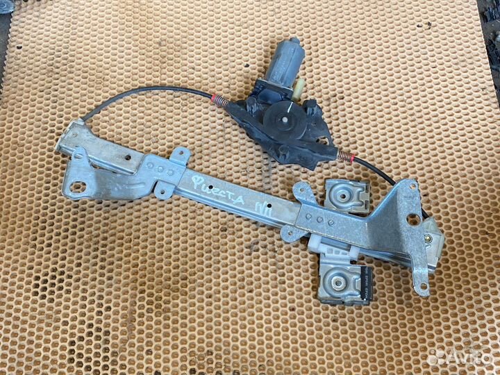 Стеклоподъемник передний правый на Ford Fiesta mk5