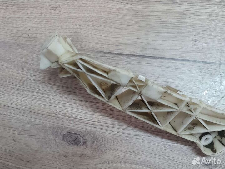 Направляющая бампера задняя правая mazda 3 bk сед