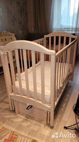 Детская кроватка с продольным маятником
