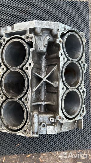 Блок цилиндров VQ35DE