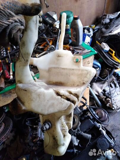 Бачек омывателя Каризма