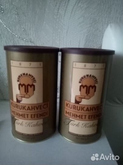 Две банки кофе