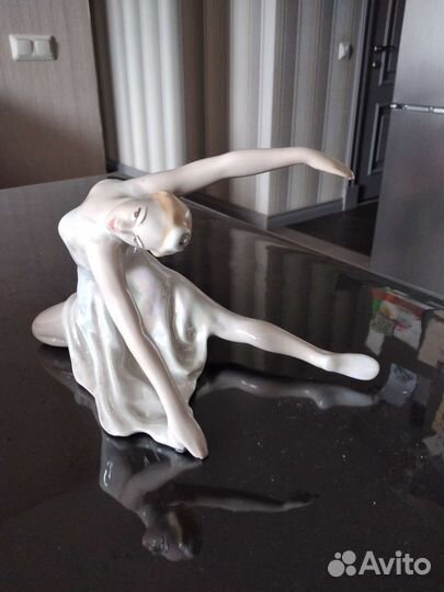 Фарфоровая статуэтка балерины