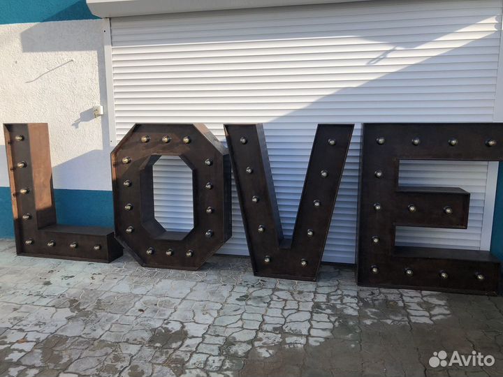 Светящиеся буквы love