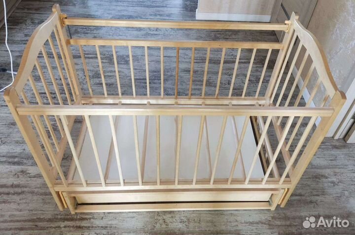 Детская кроватка с маятником и ящиком