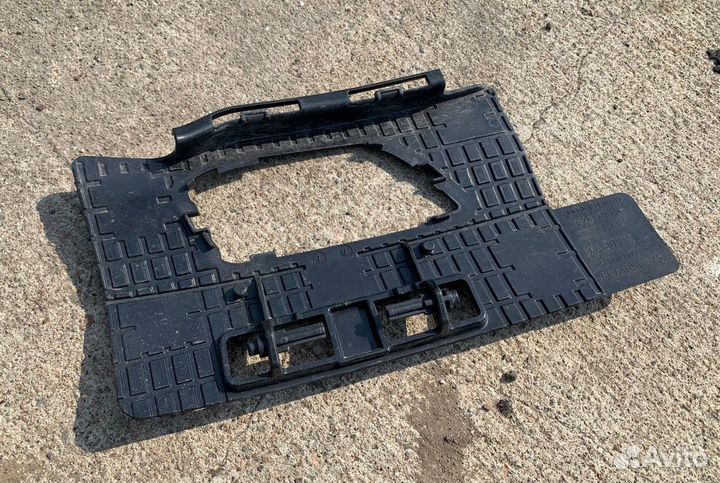 Крепление, кронштейн фароомывателя левый Audi A1