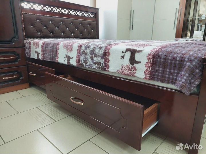 Двуспальная кровать из массива с мягкой вставкой