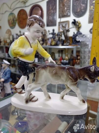 Фарфоровая статуэтка мальчик с козликом германия