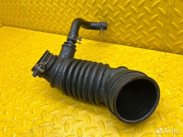 Патрубок воздушного фильтра Mitsubishi Pajero