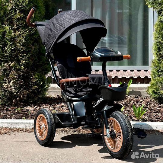 Трехколесный велосипед ручкой Luxmom, разные цвета