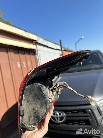 Правый фонарь оригинал toyota hilux