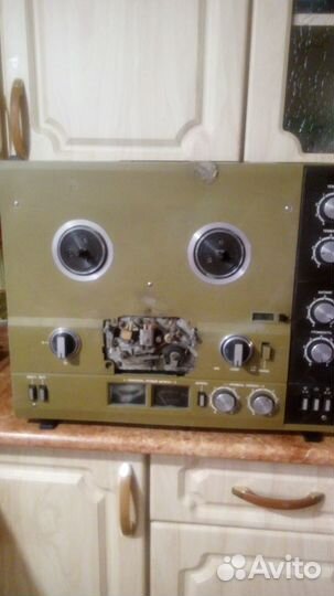 Ретро магнитофон с кассетами