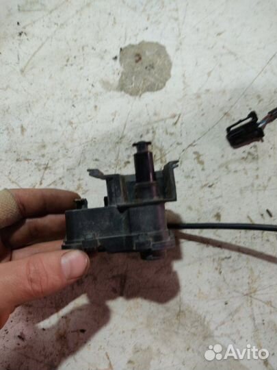 Активатор лючка бензобака Volkswagen Golf 5G1 cjza