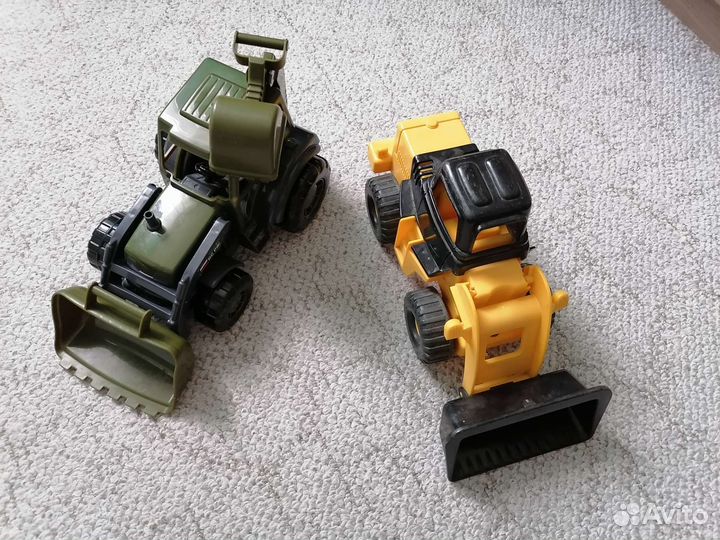 Трактор 2шт