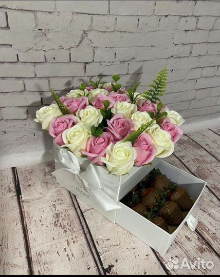 Мыльные розы в квадратной коробке шкатулке