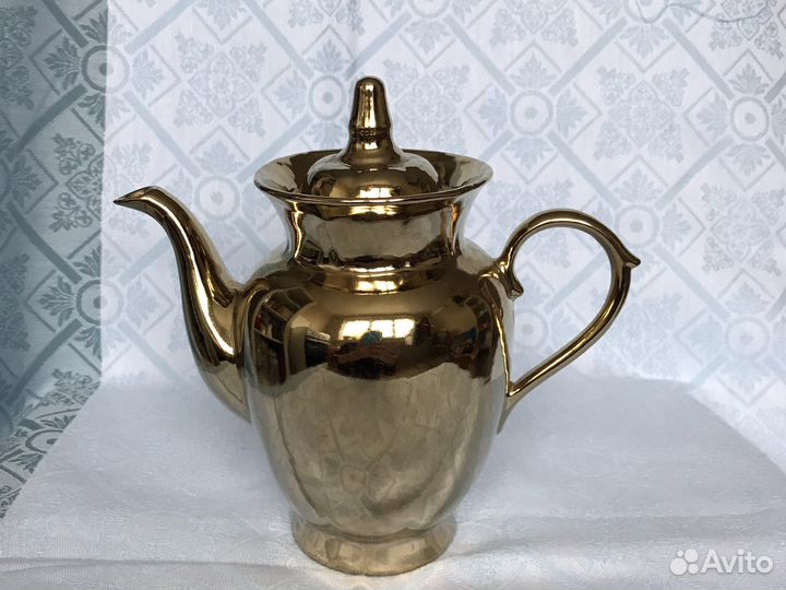 Заварочный чайник, и молочник