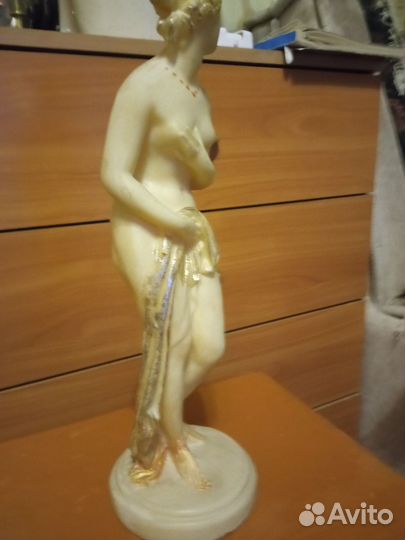 Скульптура девушки