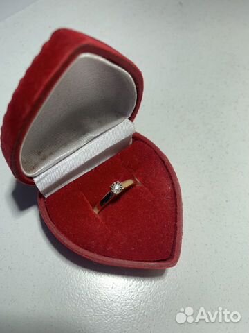 Золотое кольцо с бриллиантом объявление продам