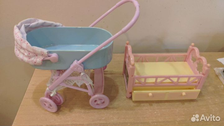 Коляска,кроватка,стульчик,трюмо для кукол разные