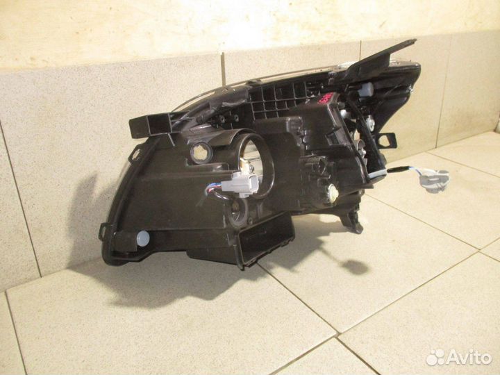 Фара правая Toyota Avensis 2 (T250)