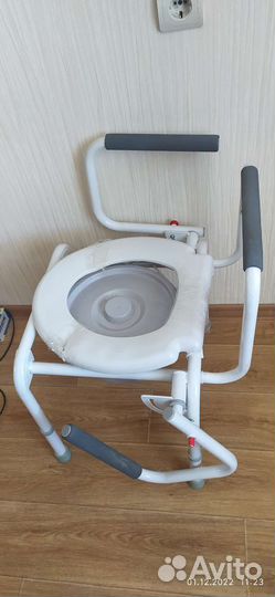 Стульчик-туалет и коляска для инвалидов