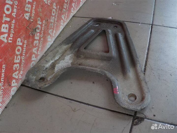 Кронштейн подрамника передний левый Renault Kangoo