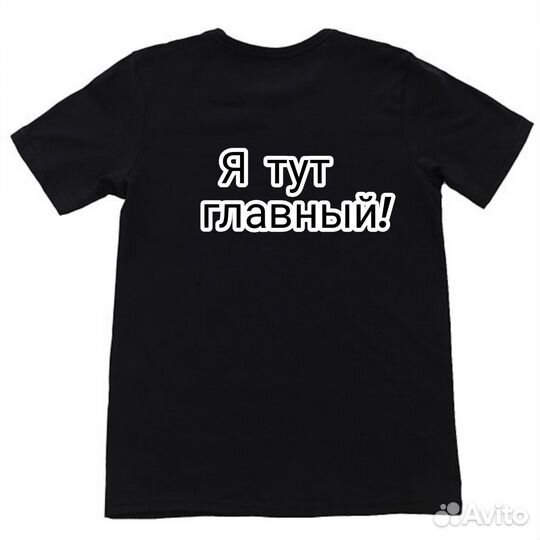 Нанесение смешной надписи на футболку