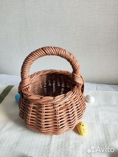 Корзинка плетенная из бумажной лозы