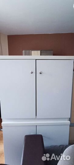 Тумбочка белая