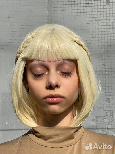 Парик блонд каре чёлка белый