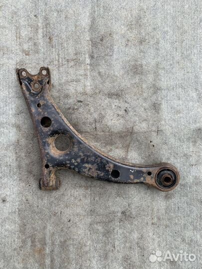 Рычаг Тойота Карина Е левый