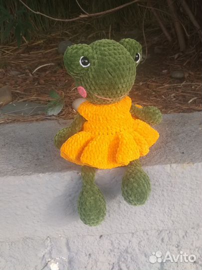 Лягушка плюшевая вязаная