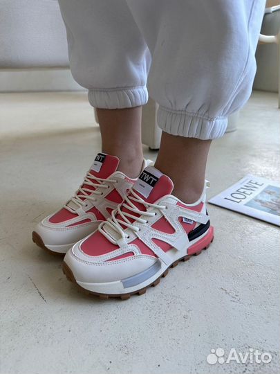 Кроссовки женские