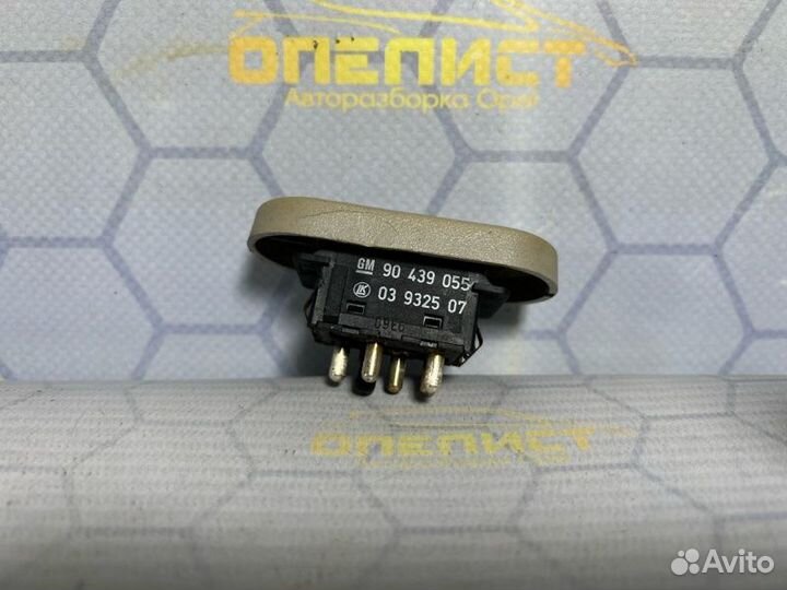 Кнопка люка Opel Vectra B