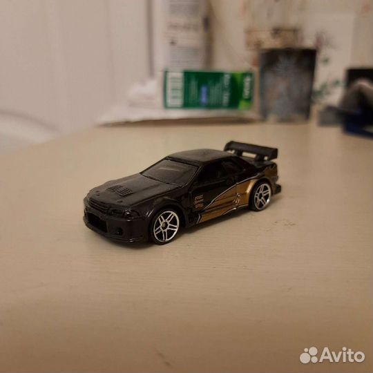 Nissan Skyline GT-R черно-золотой Hot Wheels 1:64