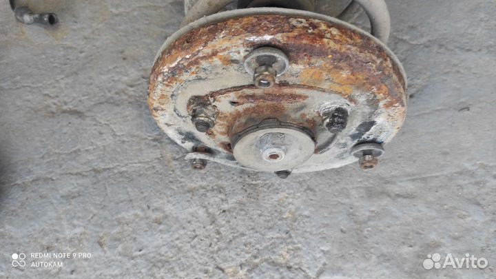 Поворотный кулак левый Audi 100 c4