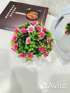 Искусственные цветы в горшке