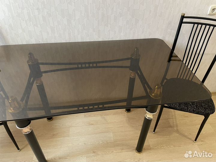 Стол со стульями