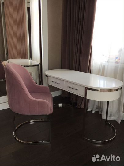 Письменный стол на металлическом основании