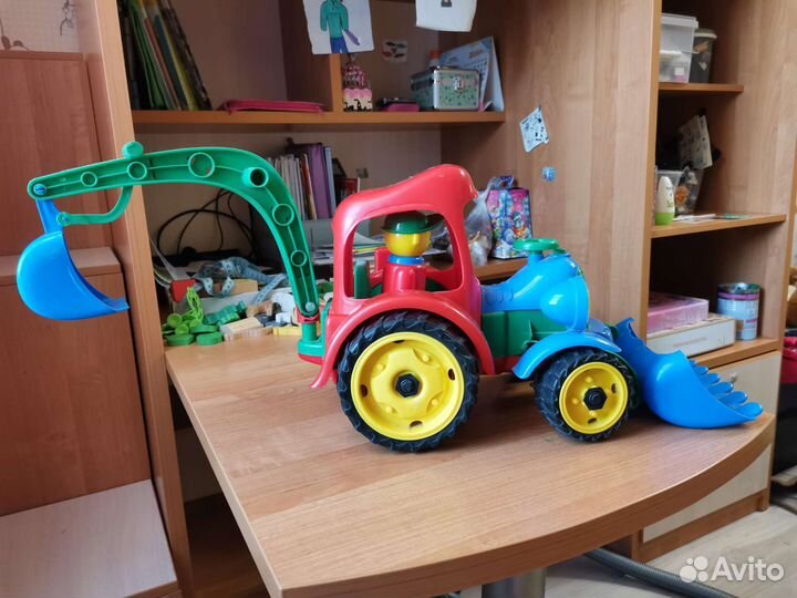 Большой трактор игрушечный