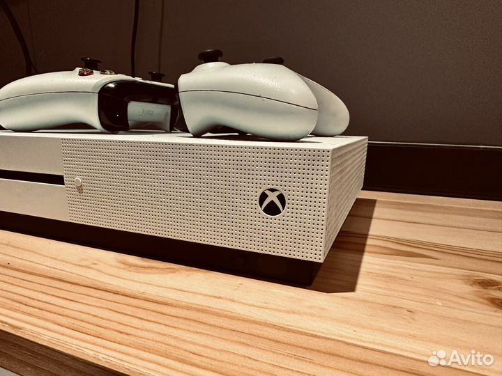 Xbox One S 1Tb / 2 геймпада