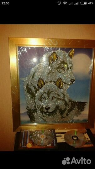 Картина вышита стразами