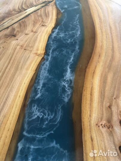 Стол из эпоксидной смолы река