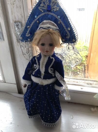 Кукла фарфоровая