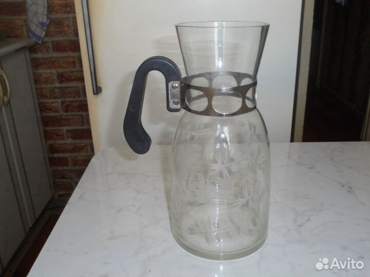 Кувшин б/у из толстого стекла с рисунком