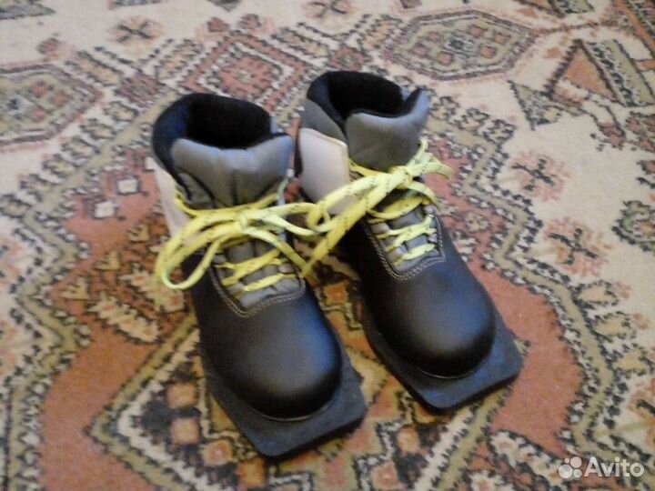 Лыжные ботинки и лыжи с палками классические