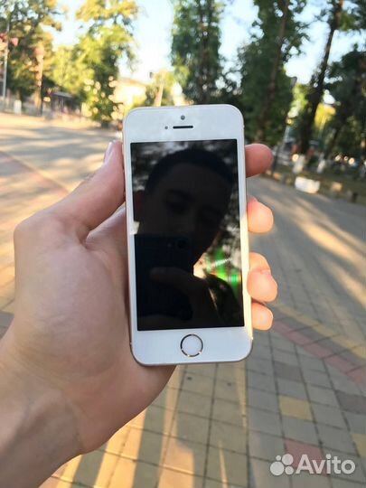 Телефон iPhone SE