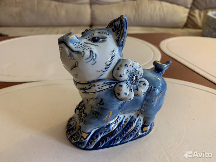 Фигурка декоративная свинья. Гжель. Ручная работа