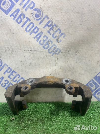 Скоба суппорта передняя правая Ford Fusion хэтчбек