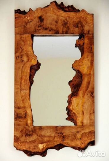 Зеркало в деревянной раме